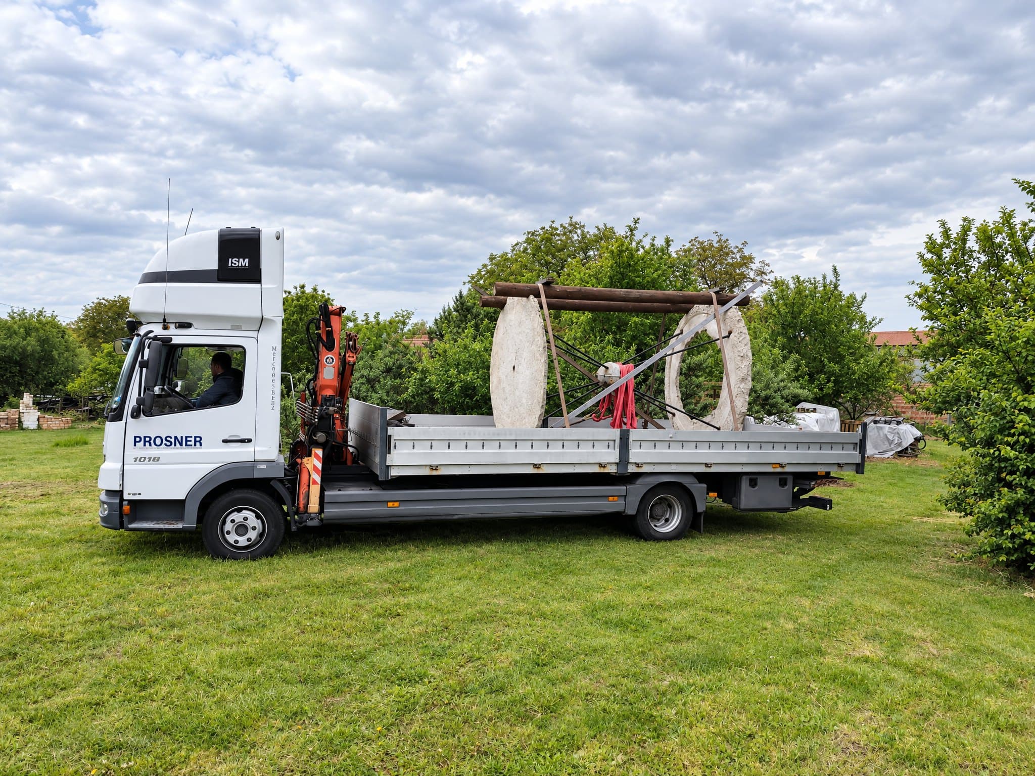 Valník Mercedes-Benz Atego PROSNER s hydraulickou rukou za kabinou