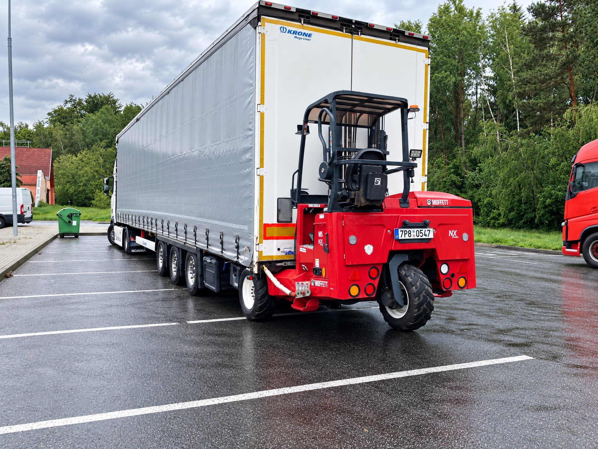Vozík Moffett M5 NX zavěšený na zádi návěsu Krone Mega Liner
