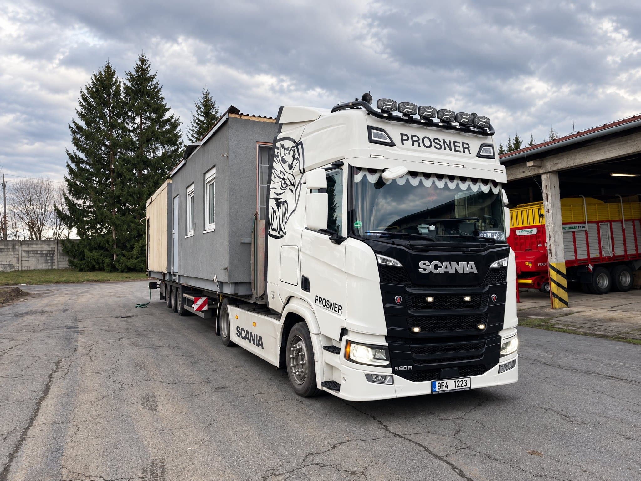 Modul stavby naložený na podvalníku za tahačem Scania 560 R PROSNER